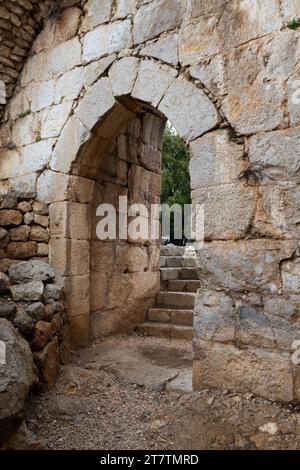 Steinbögen und Durchgang durch das Innere der alten Festung auf dem Berg Nimrod's Castle, die auf einem Gipfel in den Ausläufern steht Stockfoto