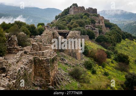 Blick auf einen Abschnitt der alten Festung auf dem Berg Nimrod's Castle auf einem Gipfel in den Ausläufern des Mt. Hermon in Galiläa, nördliches Israel Stockfoto