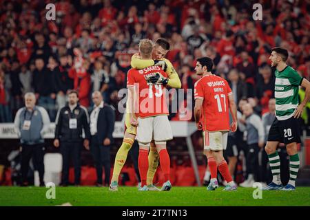 Anatoliy Trubin feiert mit Casper Tengstedt beim Spiel der Liga Portugal 23/24 zwischen SL Benfica und Sporting CP im Estadio da Luz, Lissabon, Portugal Stockfoto