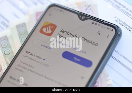 TERNOPIL, UKRAINE - 3. AUGUST 2023 Santander Bank Anwendung auf dem Bildschirm der Anzeige auf einem modernen Smartphone. Offizielle App der berühmten polnischen Bank Stockfoto