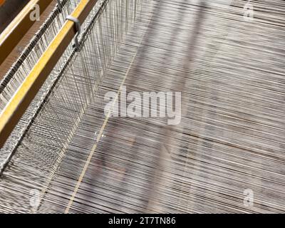 Traditionelle Textilherstellung Webgarn für die Textilindustrie. Extrakt, gesponnene Seide, unter Verwendung von Baumwolle und Seidenschnur Stretch und gewebt durch Verwendung von mec Stockfoto