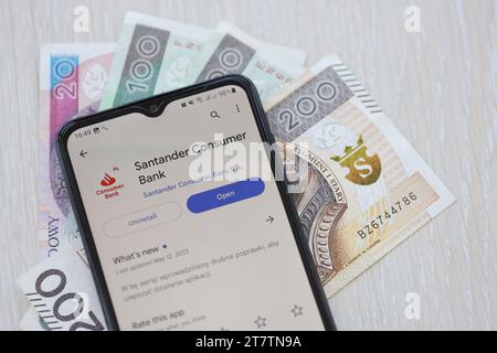 TERNOPIL, UKRAINE - 3. AUGUST 2023 Santander Bank Anwendung auf dem Bildschirm der Anzeige auf einem modernen Smartphone. Offizielle App der berühmten polnischen Bank Stockfoto