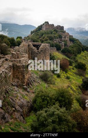 Blick auf einen Abschnitt der alten Festung auf dem Berg Nimrod's Castle auf einem Gipfel in den Ausläufern des Mt. Hermon in Galiläa, nördliches Israel Stockfoto