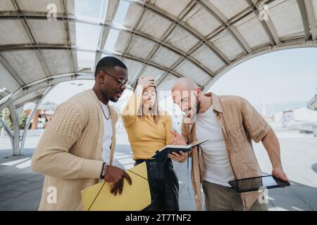 Erfolgreiches Diversity Business Team, das für Wachstum und Rentabilität in Urban City strategisch arbeitet Stockfoto