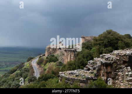 Blick auf einen Abschnitt der alten Festung auf dem Berg Nimrod's Castle auf einem Gipfel in den Ausläufern des Mt. Hermon in Galiläa, nördliches Israel Stockfoto