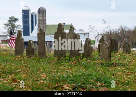 Blick auf einen alten Friedhof, mit sehr alten Grabsteinen, mitten auf dem Land, in der Nähe einer Farm, an einem Herbsttag Stockfoto