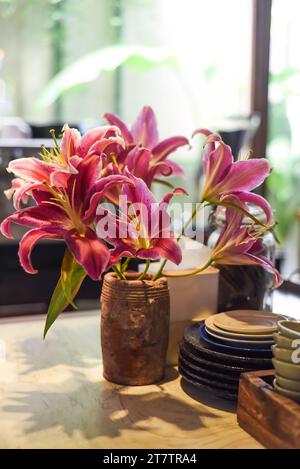 Blumenstrauß aus rosa Lilien in der Vase für Details im Innenraum Stockfoto