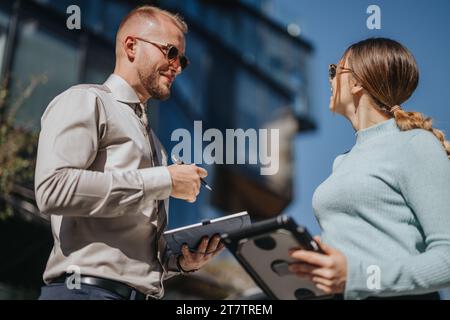 Das Unternehmensteam im urbanen Umfeld diskutiert Markttrends und arbeitet an der globalen Expansion, strategischen Planung und Produktinnovation zusammen. Stockfoto