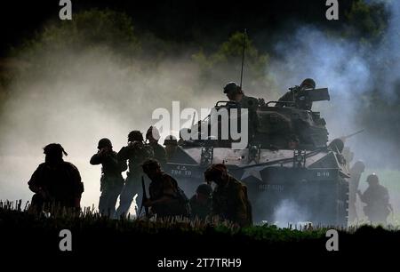 Siegesshow. leicester, Großbritannien, 2023. Kampfszene mit Soldaten und M18-Panzerzerstörer. Stockfoto