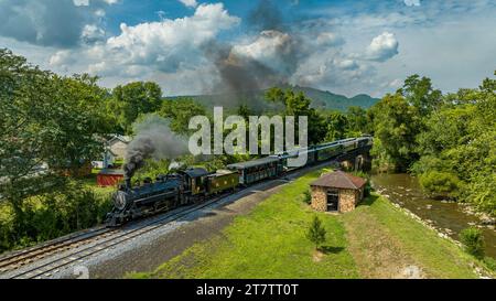 Rockhill Furnace, Pennsylvania, 5. August 2023 - ein Blick aus der Luft auf einen Dampfschmalspurzug in Richtung Süden über Blacklog Creek auf einem Sunny D Stockfoto