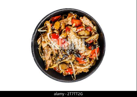 Nudeln mit Hühnchen und Gemüse in einer Pfanne anbraten. Isolierter, weißer Hintergrund Stockfoto