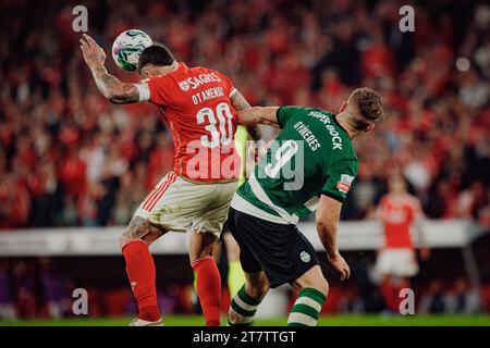 Nicolas Otamendi im Duell mit Viktor Gyokeres während des Spiels 23/24 in der Liga Portugal zwischen SL Benfica und Sporting CP im Estadio da Luz, Lissabon, Portugal Stockfoto