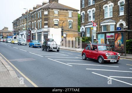 Ein Konvoi von Mini Cars, der 2019 an dem jährlich stattfindenden Mini Run von London nach Brighton teilnimmt, durchquert Anerley, South London Stockfoto