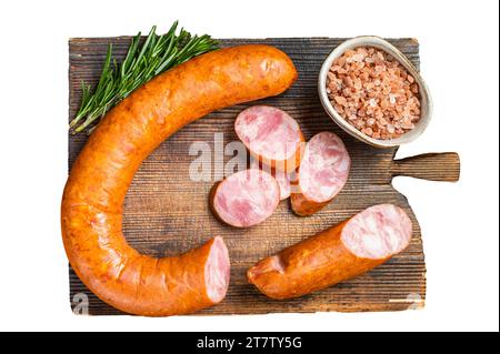 Krakauer geräucherte Wurst mit Rosmarin und Gewürzen auf einem Holzbrett. Isolierter, weißer Hintergrund Stockfoto