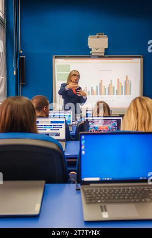 Erwachsene Lehrerin, die die Schüler im Klassenzimmer unterrichtet Stockfoto