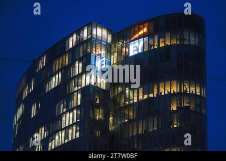 Düsseldorf 17.11.2023 Logo Schriftzug Leuchtreklame EY Ernst & Young Wirtschaftsprüfung Steuerberatung Wirtschaftprüfer Steuerberater Wirecard Bürohochhaus Graf-Adolf-Platz GAP1 Düsseldorf Nordrhein-Westfalen Deutschland *** Düsseldorf 17 11 2023 Logo Schriftzug Neonschild EY Ernst Young Wirtschaftsprüfung Steuerberatung Wirtschaftsprüfer Steuerberater Wirecard Büroturm Graf Adolf Platz GAP1 Düsseldorf Nordrhein-Westfalen Deutschland Credit: Imago/Alamy Live News Stockfoto