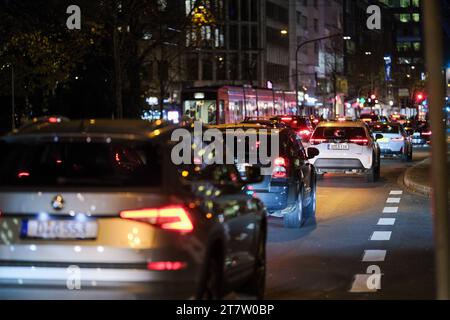 Düsseldorf 17.11.2023 Stau Autostau Verkehrsstau Innenstadt City Verkehr Umwelthilfe Bussgeld Tempobegrenzung Geschwindigkeitsbegrenzung CO2 Stickoxid Feinstaub Emission Luftreinhaltung Luftreinhalteplan Fahrverbote Verkehrskollaps Klimawandel Baustelle Benzinpreis Spritpreis Autos Parkhaus Parken Parkraum Feierabendverkehr Tempo 30 Verkehrswende Mobilitätswende Innenstadtverkehr Benzinpreise Deutschlandticket Autopendler Automaut Citymaut Nachtblindheit Seniorenführerschein Blendgefahr Autoscheinwerfer Abblendlicht Fernlicht Berufspendler KFZ-Steuer Nachtfahrt Dämmerung Stockfoto