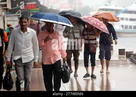 Bangladeschische Passagiere überqueren den Buriganga River während des starken Regens, da der Zyklon Midili das Küstengebiet in Dhaka, Bangladesch, am 17. November 2023 beeinflusst. Nach Angaben des Meteorologischen Departements Bangladesch (BMD) und der Bangladesch Inland Water Transport Authority (BIWTA) wird sich der Wirbelsturm Midili voraussichtlich weiter nordnordöstlich bewegen und die Küste bis zum 17. November überqueren, abends und alle Arten von Flussschiffen wurden aufgrund des Zyklonsturms den Betrieb ausgesetzt. aufgrund des Klimawandels treten in Bangladesch häufig Wirbelstürme und Überschwemmungen auf. Foto: Habibur Rahman/ABACAPRESS.COM Stockfoto