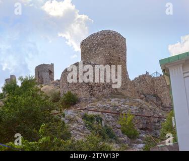 Nahaufnahme der Ruinen der genuesischen Festung Cembalo in Balaklava, Sewastopol, Krim. Stockfoto