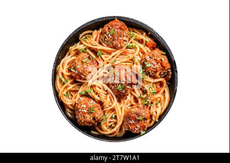 Italienische Nudelspaghetti mit Tomatensauce und Fleischbällchen in gusseiserner Pfanne mit Parmesankäse. Isolierter, weißer Hintergrund Stockfoto