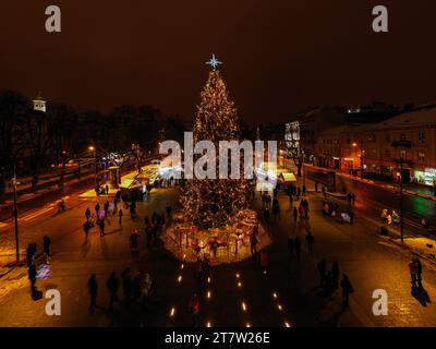 Weihnachtsbaum in der Nähe der Nationaloper in Lemberg, Ukraine. Blick von der Drohne Stockfoto
