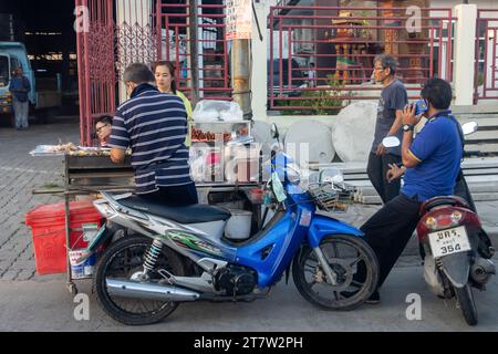 SAMUT PRAKAN, THAILAND, 11. November 2023, Verkauf von gegrilltem Fleisch auf der Straße am frühen Abend Stockfoto