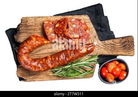 Getrocknete spanische Chorizo-Wurst, Fleischscheiben mit Kräutern und Gewürzen. Isolierter, weißer Hintergrund Stockfoto