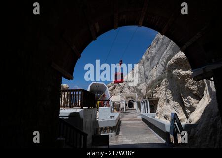 Die Seilbahn bei Rosh HaNikra Grotten entlang der Mittelmeerküste im Norden Israels. Stockfoto