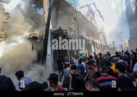 Rafah, Palästinensische Gebiete. November 2023. Palästinenser versuchen, ein Feuer nach einem israelischen Luftangriff auf ein Haus im Flüchtlingslager Shaboura zu löschen. Abed Rahim Khatib/dpa/Alamy Live News Stockfoto