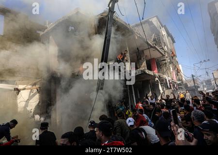 Rafah, Palästinensische Gebiete. November 2023. Palästinenser versuchen, ein Feuer nach einem israelischen Luftangriff auf ein Haus im Flüchtlingslager Shaboura zu löschen. Abed Rahim Khatib/dpa/Alamy Live News Stockfoto