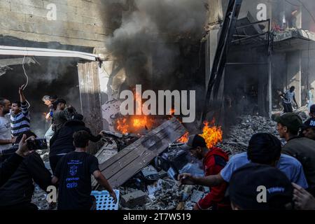 Rafah, Palästinensische Gebiete. November 2023. Palästinenser versuchen, ein Feuer nach einem israelischen Luftangriff auf ein Haus im Flüchtlingslager Shaboura zu löschen. Abed Rahim Khatib/dpa/Alamy Live News Stockfoto