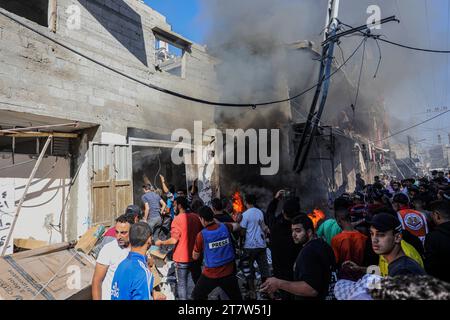 Rafah, Palästinensische Gebiete. November 2023. Palästinenser versuchen, ein Feuer nach einem israelischen Luftangriff auf ein Haus im Flüchtlingslager Shaboura zu löschen. Abed Rahim Khatib/dpa/Alamy Live News Stockfoto