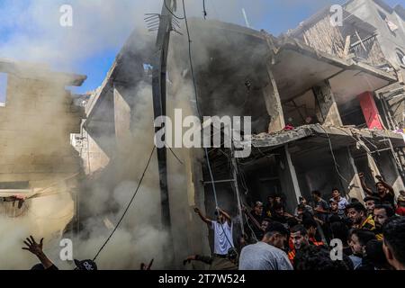 Rafah, Palästinensische Gebiete. November 2023. Palästinenser versuchen, ein Feuer nach einem israelischen Luftangriff auf ein Haus im Flüchtlingslager Shaboura zu löschen. Abed Rahim Khatib/dpa/Alamy Live News Stockfoto