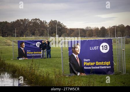 HEINO - Freiwillige des Wahlkampfteams der Partei New Social Contract (NSC) platzieren Wahlschilder mit dem Bild des Parteivorsitzenden Pieter Omtzigt auf einer Wiese an der N35 zwischen Heino und Zwolle. Mit diesen Zeichen setzt sich die Partei für die Wahlen des Repräsentantenhauses ein. ANP VINCENT JANNINK niederlande aus - belgien aus Stockfoto