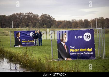 HEINO - Freiwillige des Wahlkampfteams der Partei New Social Contract (NSC) platzieren Wahlschilder mit dem Bild des Parteivorsitzenden Pieter Omtzigt auf einer Wiese an der N35 zwischen Heino und Zwolle. Mit diesen Zeichen setzt sich die Partei für die Wahlen des Repräsentantenhauses ein. ANP VINCENT JANNINK niederlande aus - belgien aus Stockfoto