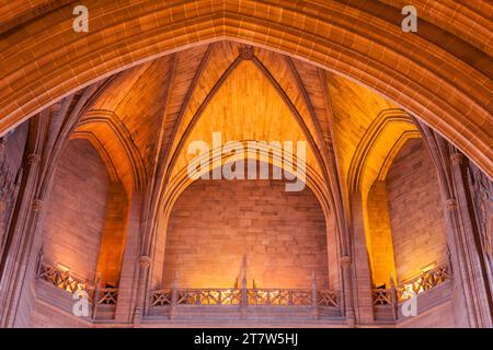 Steinbögen auf dem Dach der anglikanischen Kathedrale. Liverpool Merseyside England Großbritannien. Die größte Kathedrale Großbritanniens wurde vom Architekten Gilbert Scott entworfen Stockfoto