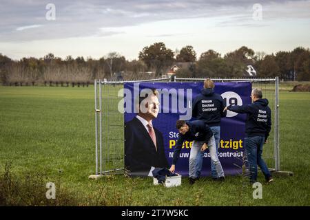 HEINO - Freiwillige des Wahlkampfteams der Partei New Social Contract (NSC) platzieren Wahlschilder mit dem Bild des Parteivorsitzenden Pieter Omtzigt auf einer Wiese an der N35 zwischen Heino und Zwolle. Mit diesen Zeichen setzt sich die Partei für die Wahlen des Repräsentantenhauses ein. ANP VINCENT JANNINK niederlande aus - belgien aus Stockfoto