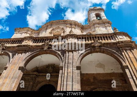 Fassade der Kathedrale von San Lorenzo in der Straße Corso Vittorio Emanuele in der Altstadt von Marsala, Trapani, Sizilien, Italien Stockfoto