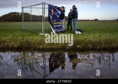 HEINO - Freiwillige des Wahlkampfteams der Partei New Social Contract (NSC) platzieren Wahlschilder mit dem Bild des Parteivorsitzenden Pieter Omtzigt auf einer Wiese an der Provinzstraße N35 zwischen Heino und Zwolle. Mit diesen Zeichen setzt sich die Partei für die Wahlen des Repräsentantenhauses ein. ANP VINCENT JANNINK niederlande aus - belgien aus Stockfoto