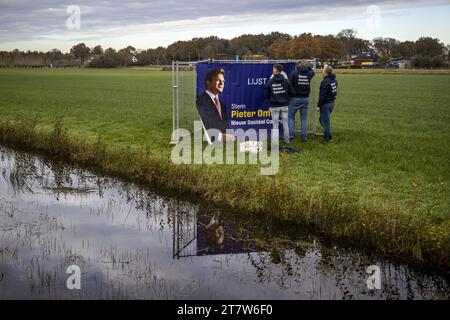 HEINO - Freiwillige des Wahlkampfteams der Partei New Social Contract (NSC) platzieren Wahlschilder mit dem Bild des Parteivorsitzenden Pieter Omtzigt auf einer Wiese an der N35 zwischen Heino und Zwolle. Mit diesen Zeichen setzt sich die Partei für die Wahlen des Repräsentantenhauses ein. ANP VINCENT JANNINK niederlande aus - belgien aus Stockfoto