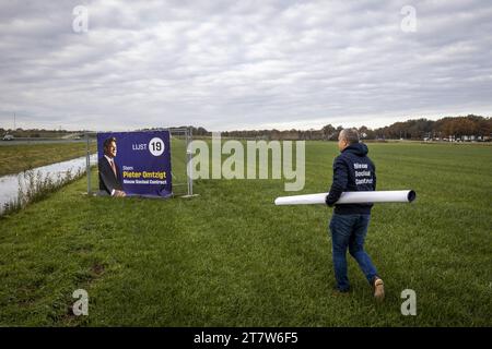 HEINO - Freiwillige des Wahlkampfteams der Partei New Social Contract (NSC) platzieren Wahlschilder mit dem Bild des Parteivorsitzenden Pieter Omtzigt auf einer Wiese an der N35 zwischen Heino und Zwolle. Mit diesen Zeichen setzt sich die Partei für die Wahlen des Repräsentantenhauses ein. ANP VINCENT JANNINK niederlande aus - belgien aus Stockfoto