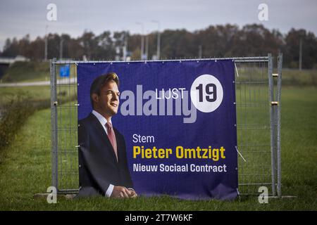 HEINO - ein Wahlschild mit dem Bild des Parteiführers Pieter Omtzigt von der Partei New Social Contract (NSC) auf einer Wiese an der N35 Provinzstraße. Mit diesen Zeichen setzt sich die Partei für die Wahlen des Repräsentantenhauses ein. ANP VINCENT JANNINK niederlande aus - belgien aus Stockfoto