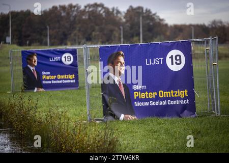 HEINO - Wahlzeichen mit dem Bild des Parteiführers Pieter Omtzigt von der Partei New Social Contract (NSC) auf einer Wiese an der N35 Provinzstraße. Mit diesen Zeichen setzt sich die Partei für die Wahlen des Repräsentantenhauses ein. ANP VINCENT JANNINK niederlande aus - belgien aus Stockfoto