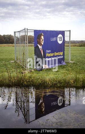 HEINO - ein Wahlschild mit dem Bild des Parteiführers Pieter Omtzigt von der Partei New Social Contract (NSC) auf einer Wiese an der N35 Provinzstraße. Mit diesen Zeichen setzt sich die Partei für die Wahlen des Repräsentantenhauses ein. ANP VINCENT JANNINK niederlande aus - belgien aus Stockfoto