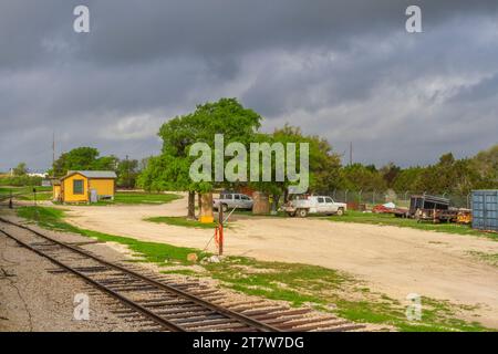 Austin Steam Train Association Railroad Yard im Cedar Park, Texas, Zugdepot. Dieser touristische Zug trägt dazu bei, die alten Züge zu erhalten. Stockfoto