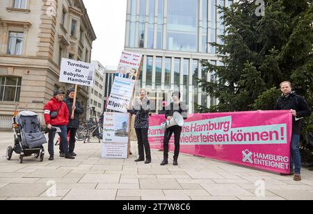 Hamburg, Deutschland. November 2023. Heike Sudmann (M), städtebaupolitische Sprecherin der Linkspartei im Hamburger Bundestag, spricht auf einem Elbtower-Protest der Linkspartei am Adolphsplatz. Quelle: Georg Wendt/dpa/Alamy Live News Stockfoto