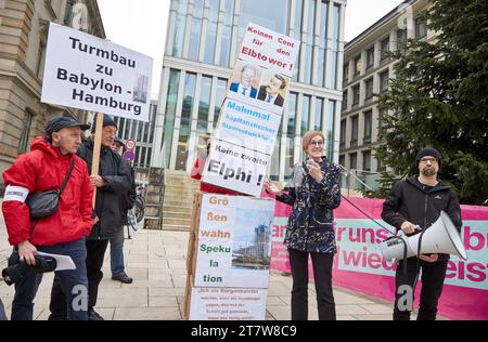 Hamburg, Deutschland. November 2023. Heike Sudmann (M), städtebaupolitische Sprecherin der Linkspartei im Hamburger Bundestag, spricht auf einem Elbtower-Protest der Linkspartei am Adolphsplatz. Quelle: Georg Wendt/dpa/Alamy Live News Stockfoto