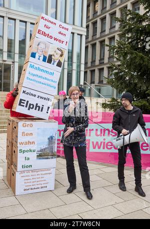 Hamburg, Deutschland. November 2023. Heike Sudmann (M), städtebaupolitische Sprecherin der Linkspartei im Hamburger Bundestag, spricht auf einem Elbtower-Protest der Linkspartei am Adolphsplatz. Quelle: Georg Wendt/dpa/Alamy Live News Stockfoto