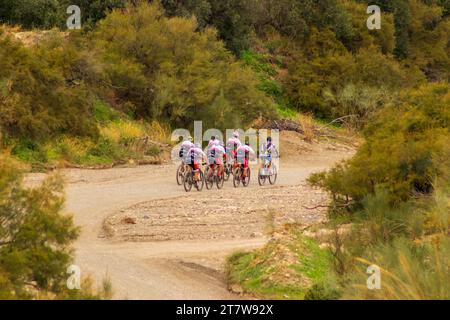 Eine Gruppe von Mountainbikes radelt entlang einer Dirt Rambla in Spanien Stockfoto