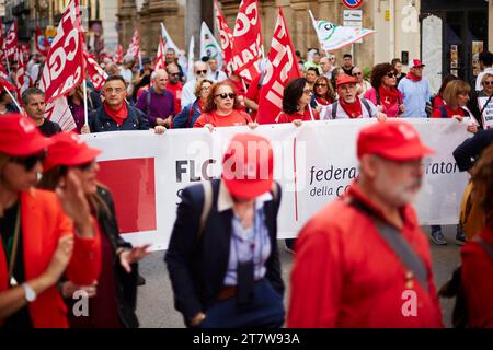 Palermo, Sizilien, Italien. November 2023. Palermo schloss sich dem Generalstreik in Italien mit einem Protest an, der die Straßen des Stadtzentrums bis zum Hauptquartier der ARS umfasste. Die Bewegung der FLC Cgil union war "höhere Löhne, Investitionen und eine einzige und vereinte Schule". Öffentliche Dienstleistungssektoren, lokale Behörden, Verkehr und auch Schulen, Universitäten, Forschung und berufliche Bildung streiken. (Kreditbild: © Victoria Herranz/ZUMA Press Wire) NUR REDAKTIONELLE VERWENDUNG! Nicht für kommerzielle ZWECKE! Stockfoto